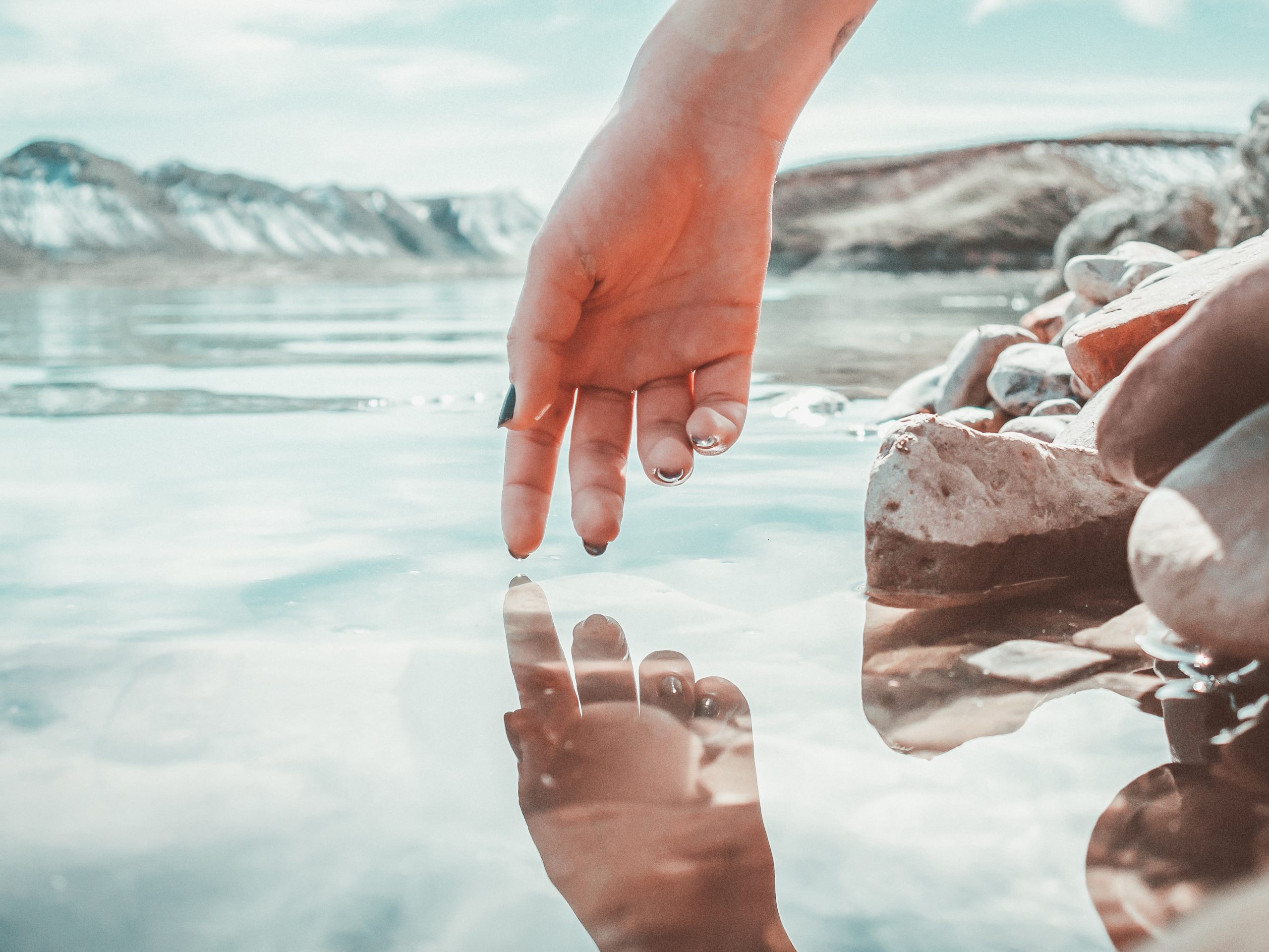 Неповторимо прекрасная. Вода в руках. Вода в ладонях. Вода сквозь пальцы. Прикосновение к воде.